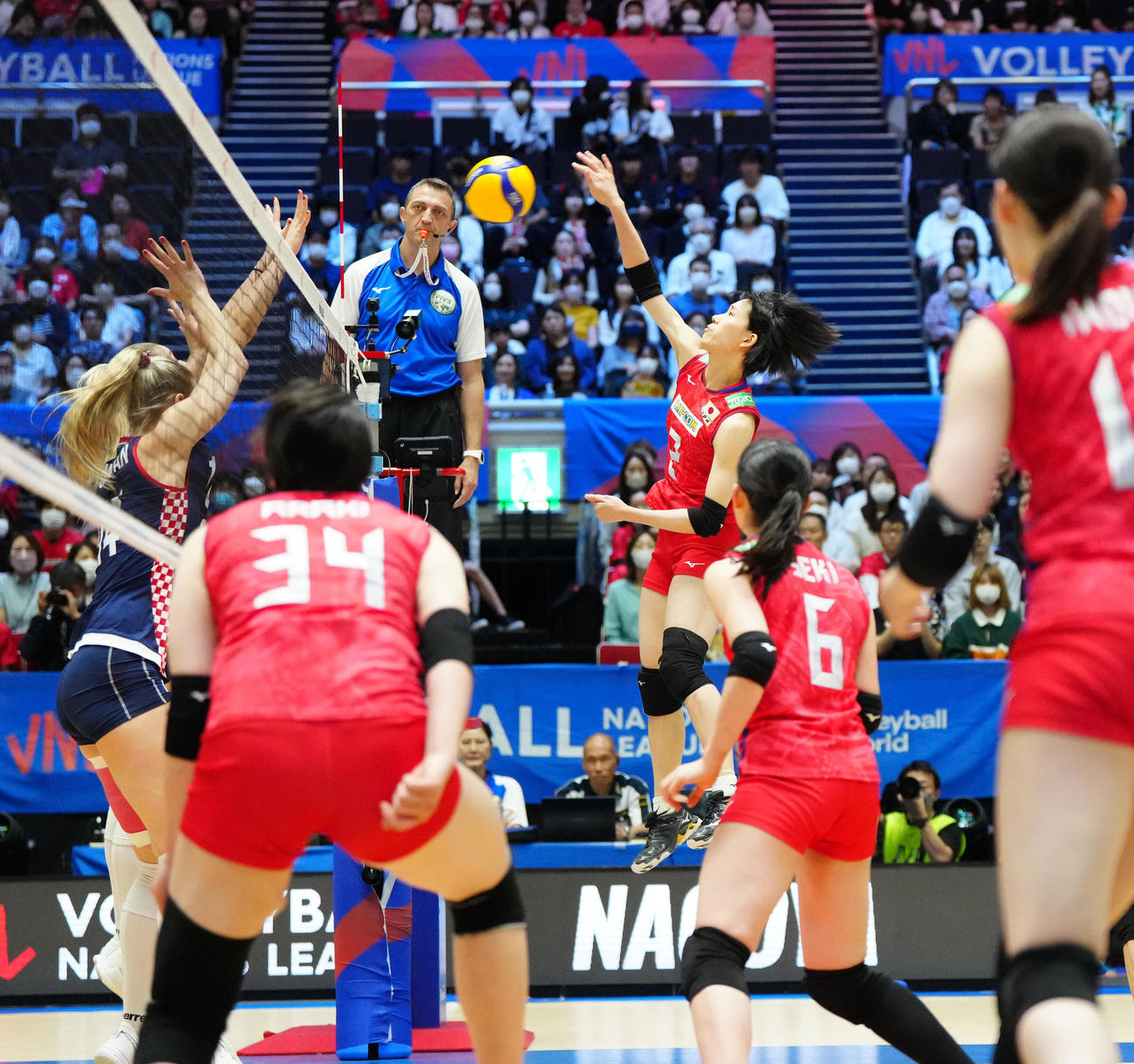 日本対クロアチア　第1セット、得点を決める女子日本代表の林（撮影・江口和貴）