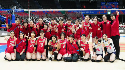 日本対クロアチア　クロアチアに勝利し、集合写真に納まる女子日本代表の選手たち（撮影・江口和貴）