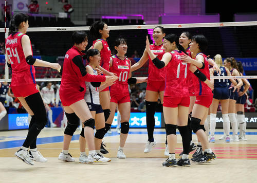 日本対クロアチア　第3セット、クロアチアに勝利し、喜ぶ女子日本代表の選手たち（撮影・江口和貴）