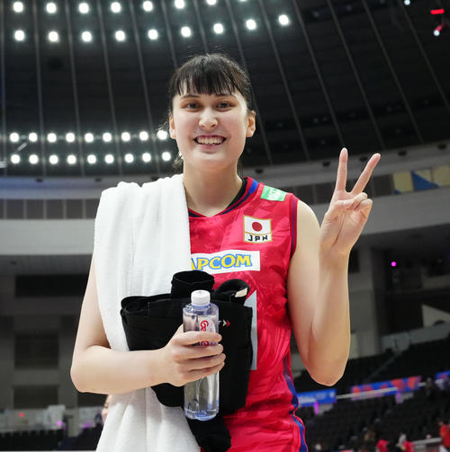 日本対クロアチア　誕生日を迎えた女子日本代表の入沢は、試合後にピースサインで笑顔を見せる（撮影・江口和貴）