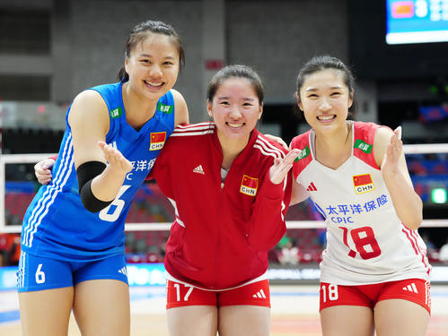 中国対ドイツ　試合後、笑顔を見せる中国代表の選手たち。左から〓（龍の下に共）翔宇、倪非凡、王夢潔（撮影・江口和貴）