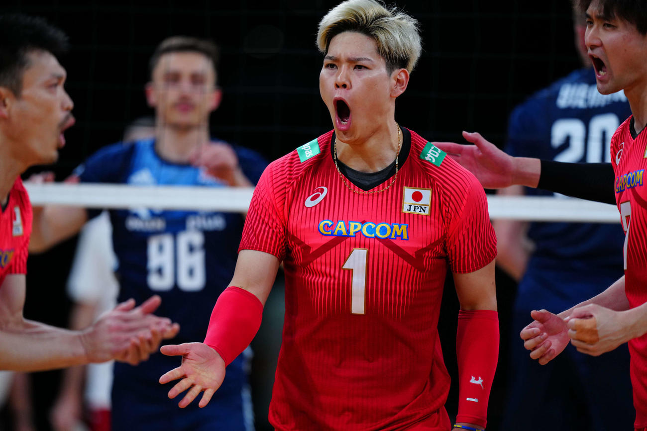 日本対ポーランド　得点して喜ぶ西田（C）JVA