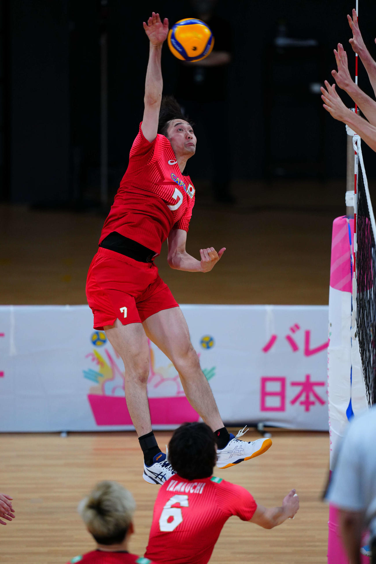 スパイクを放つ高梨（C）JVA