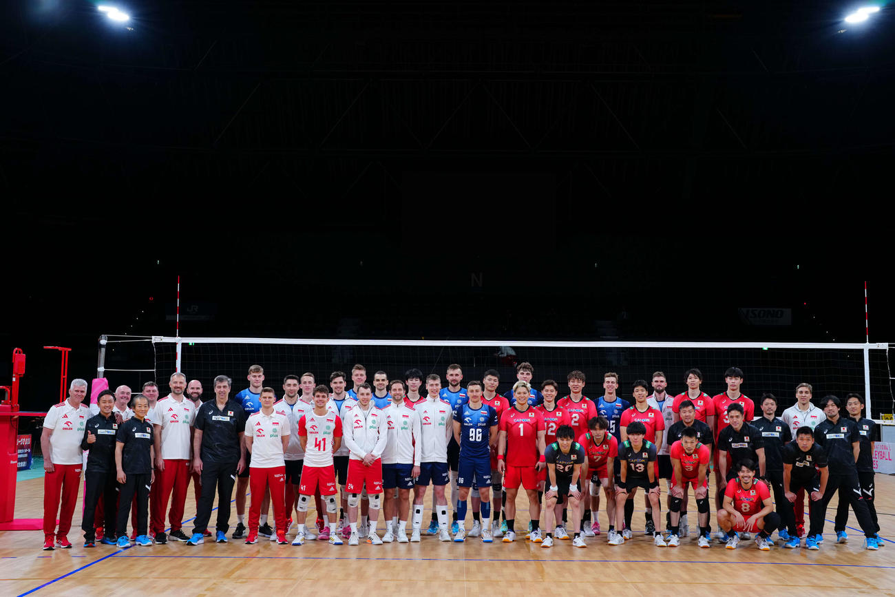 試合後に記念撮影する日本とポーランドの選手コピーライトJVA