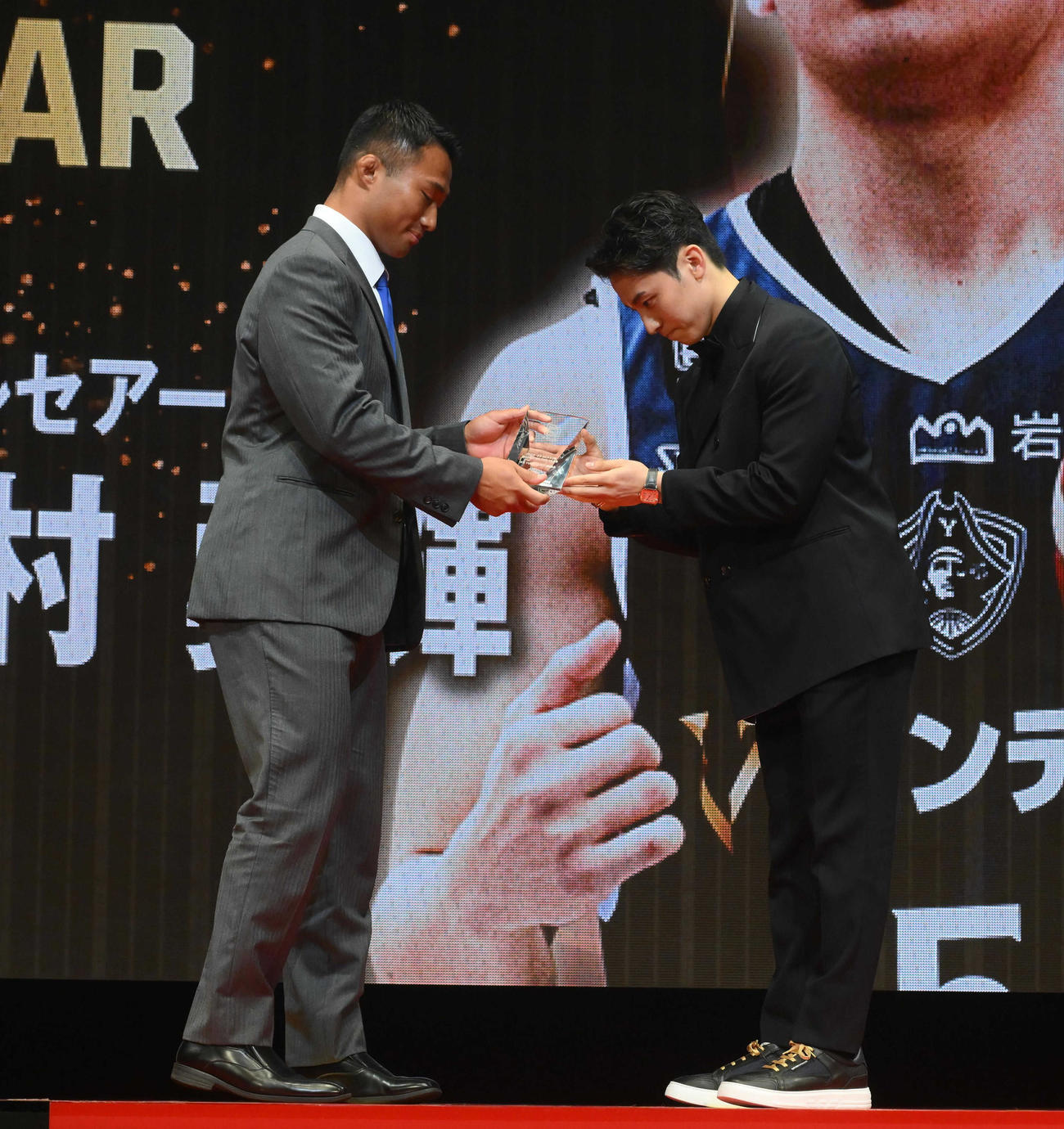新人賞を受賞する横浜BC・河村。左はプレゼンターのラグビーリーグワンの埼玉・長田（代表撮影）