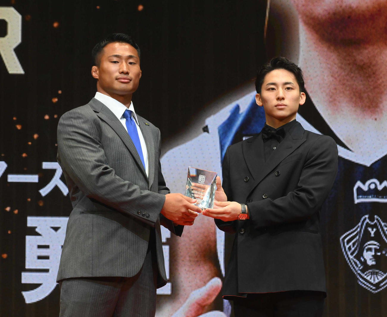 新人賞を受賞する横浜BC河村。左はプレゼンターのラグビーリーグワンの埼玉長田（代表撮影）