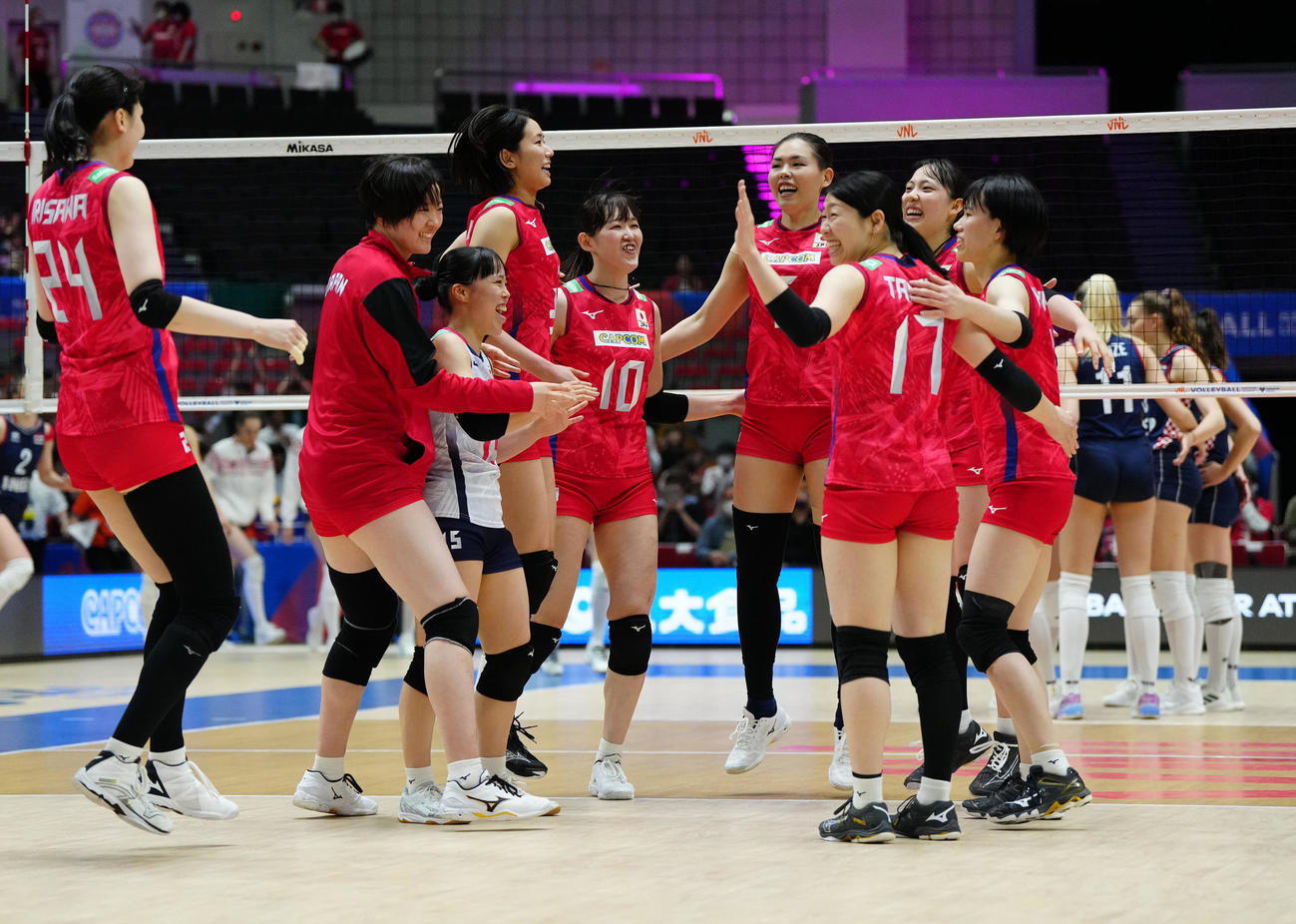 日本対クロアチア　第3セット、クロアチアに勝利し、喜ぶ女子日本代表の選手たち（撮影・江口和貴）