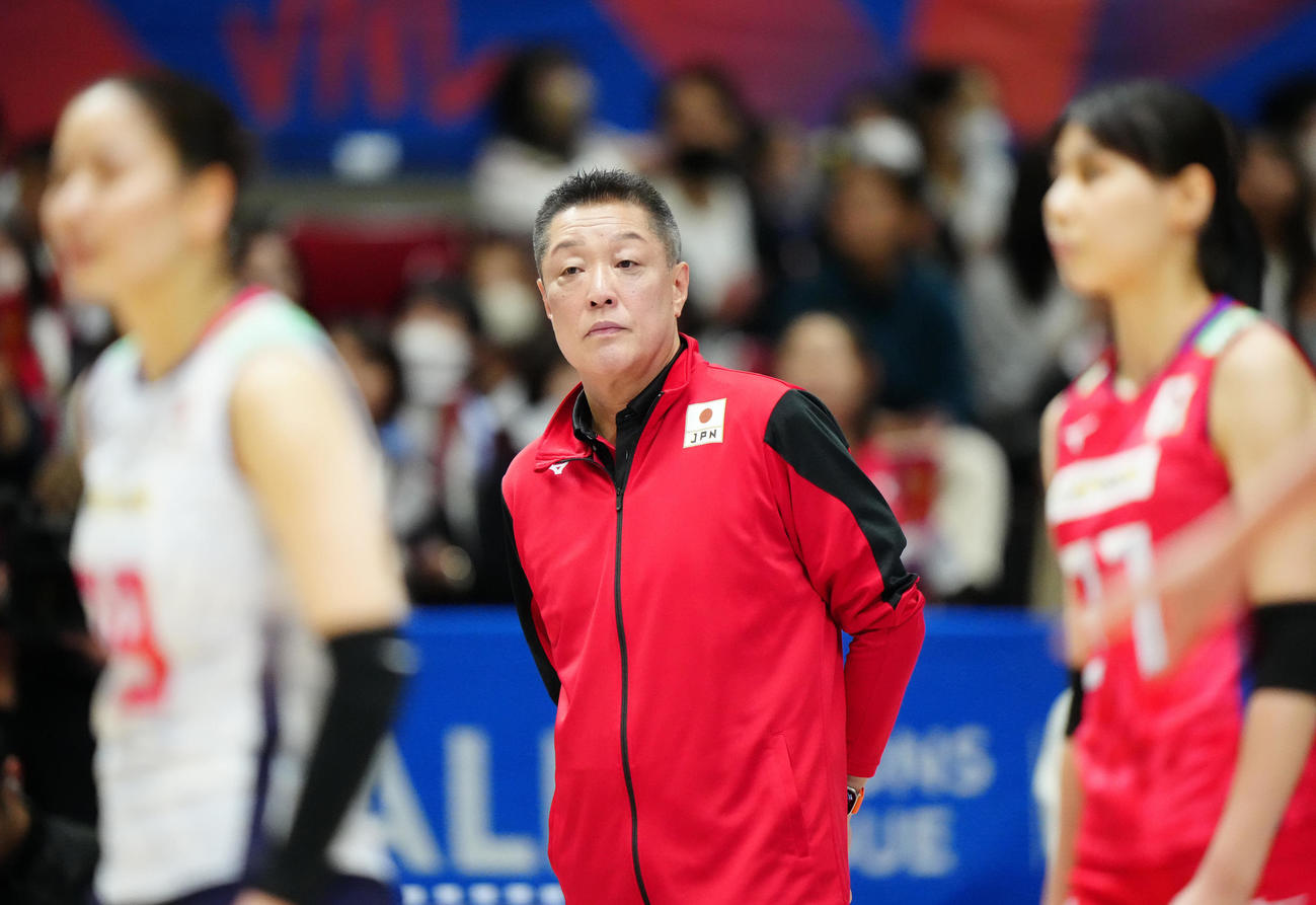 日本対クロアチア　第1セット、戦況を見つめる女子日本代表の真鍋監督（撮影・江口和貴）
