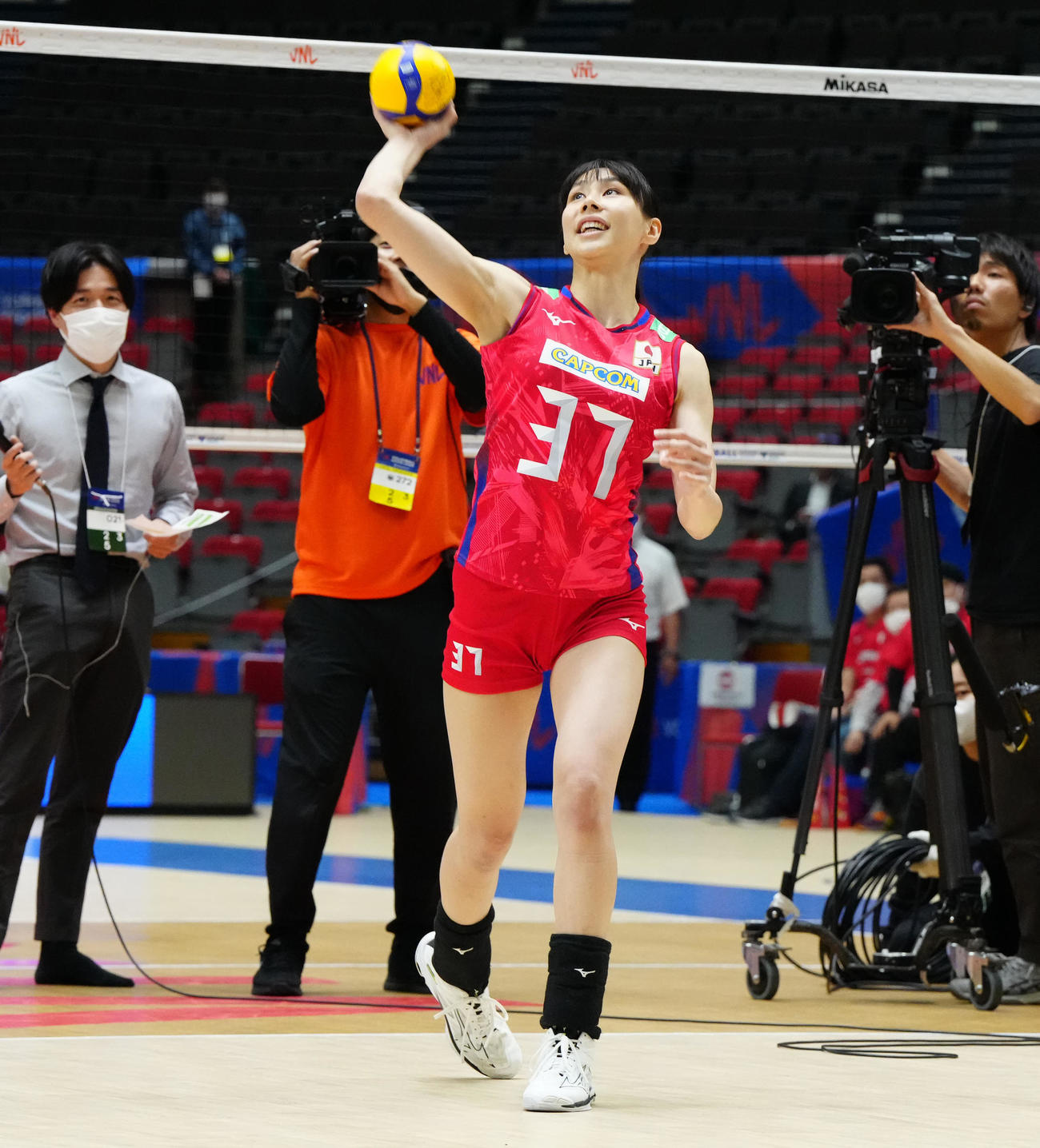 日本対クロアチア　試合後、サインボールをスタンドに投げ入れる女子日本代表の和田（撮影・江口和貴）