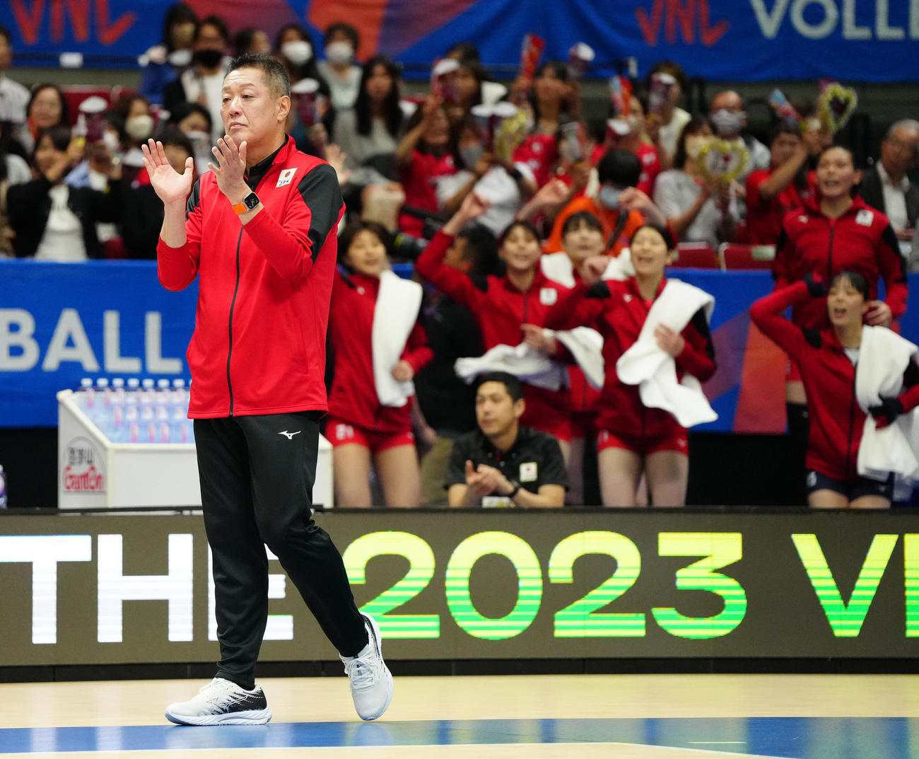 日本対クロアチア　第1セット、得点で拍手する女子日本代表の真鍋監督（撮影・江口和貴）
