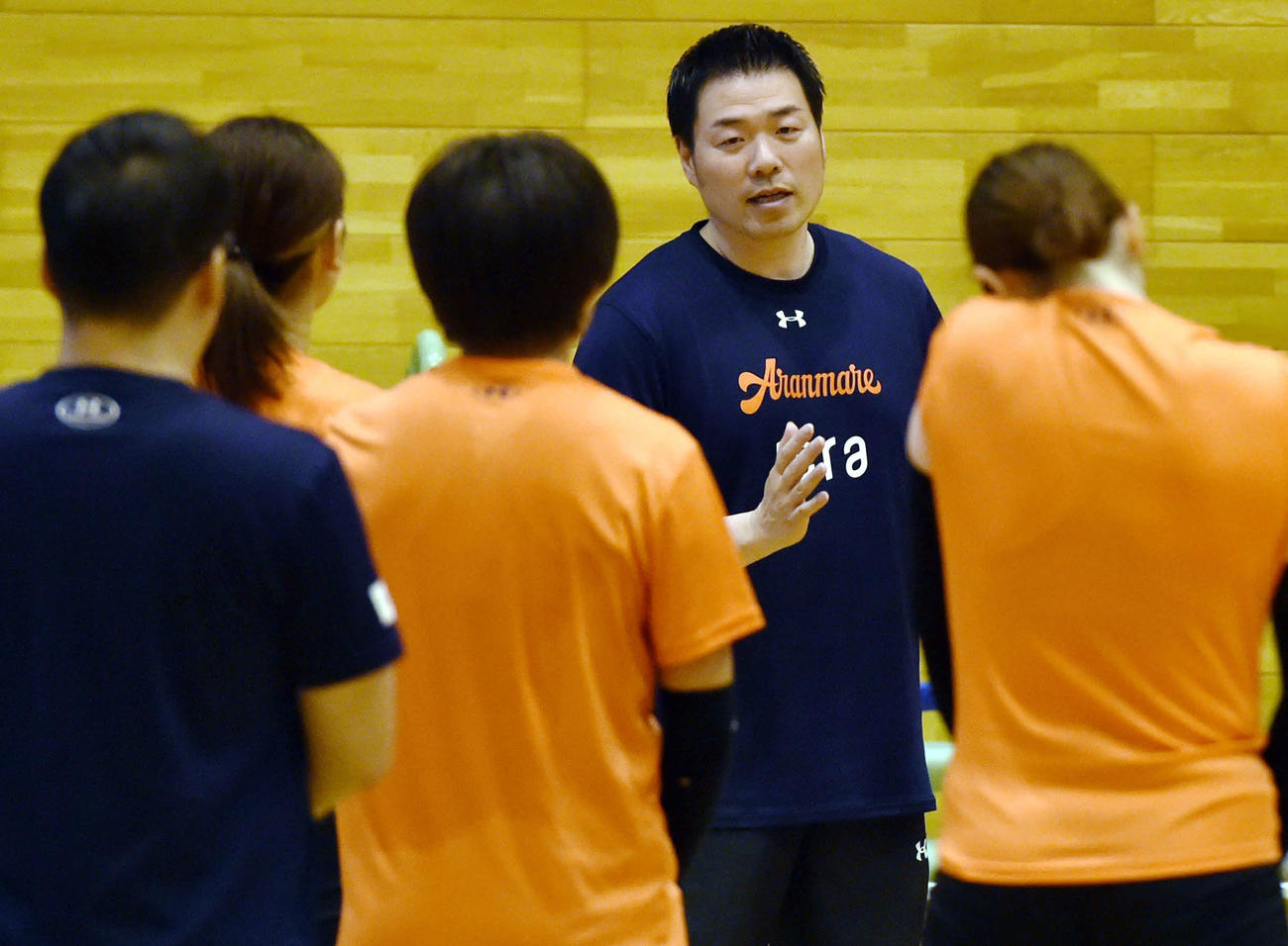 選手に指示を与える北原監督（後方）
