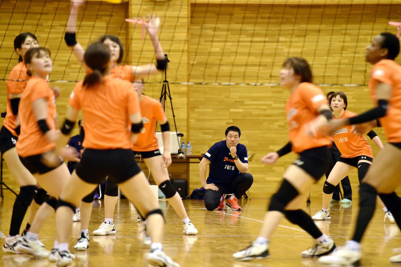 選手のプレーを見守る北原監督（後方）