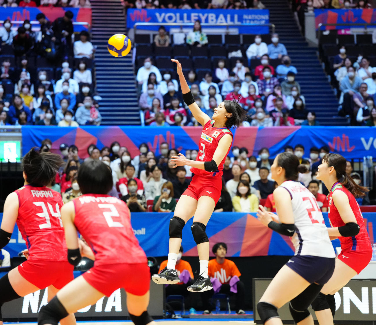 日本対クロアチア　第1セット、得点する女子日本代表の古賀（中央）（撮影・江口和貴）