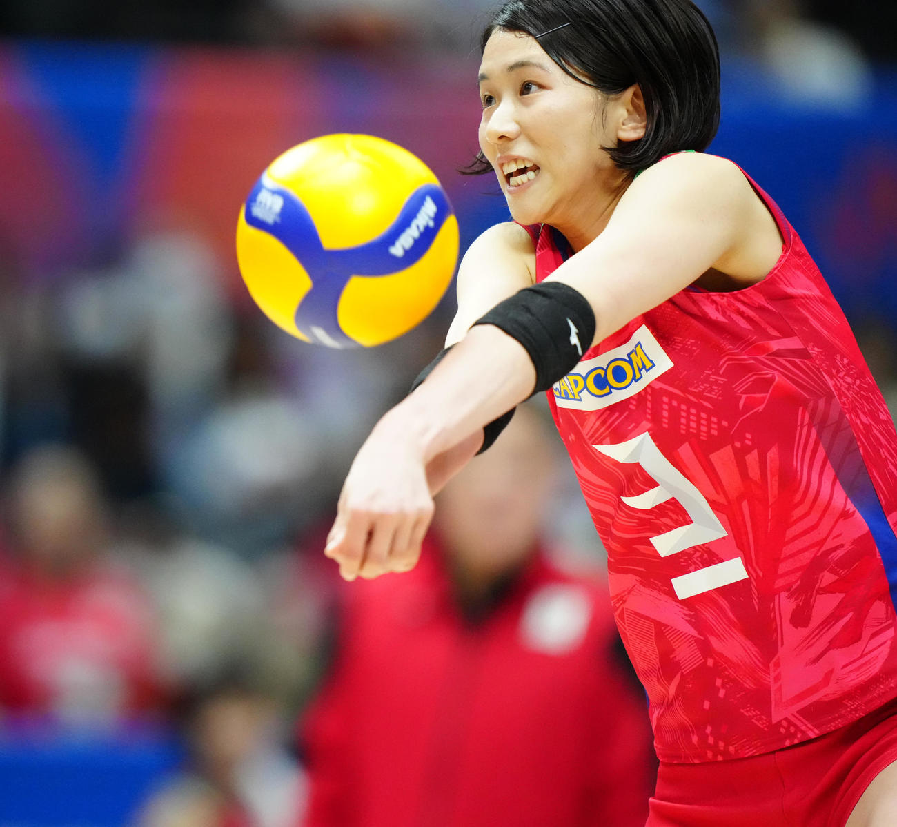 日本対クロアチア　第1セット、レシーブする女子日本代表の古賀（撮影・江口和貴）