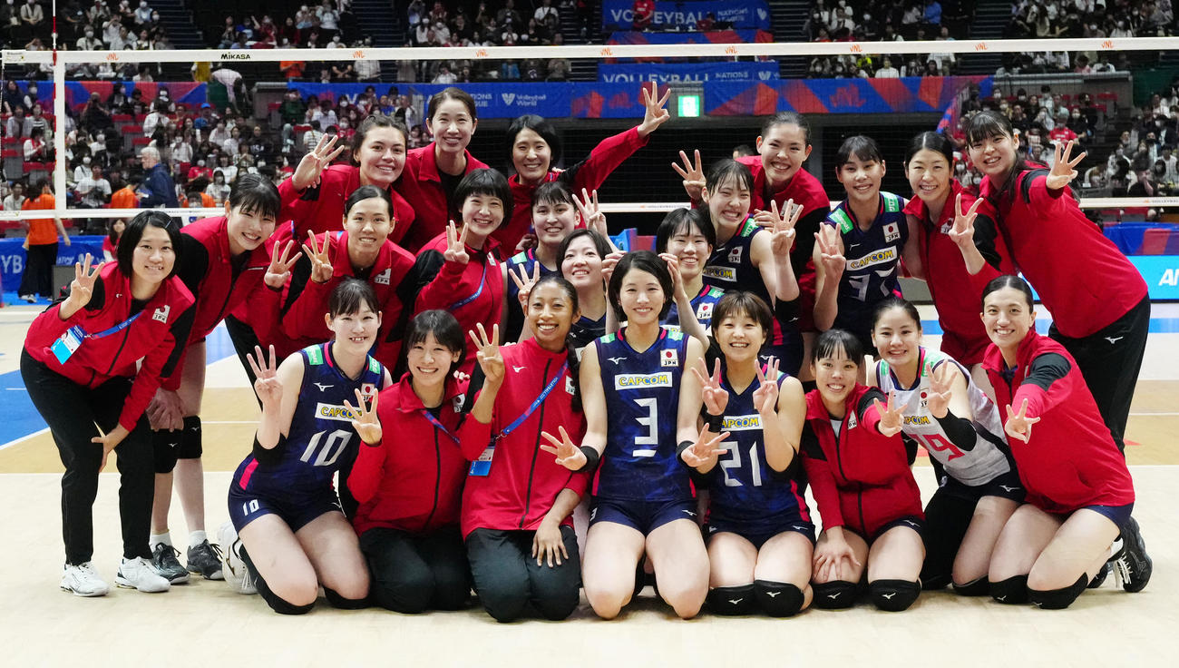 日本対ブルガリア　3連勝とし、集合写真に納まる女子日本代表の選手たち（撮影・江口和貴）