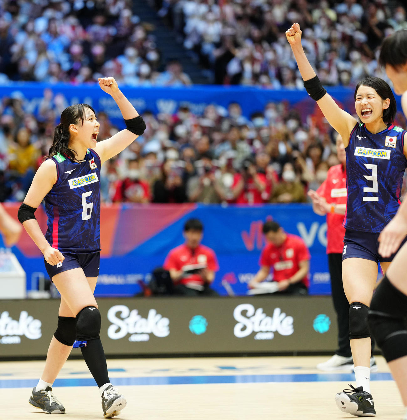 日本対ブルガリア　第1セット、得点で喜ぶ関（左）と古賀（撮影・江口和貴）