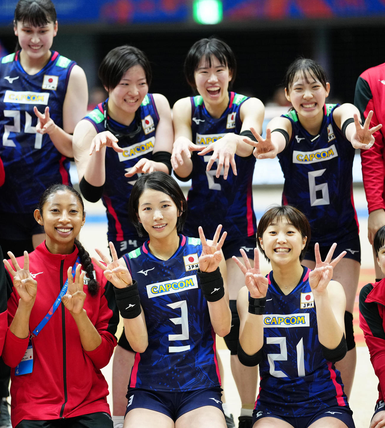 日本対ブルガリア　3連勝とし、集合写真に納まる古賀（前列中央）ら女子日本代表の選手たち（撮影・江口和貴）