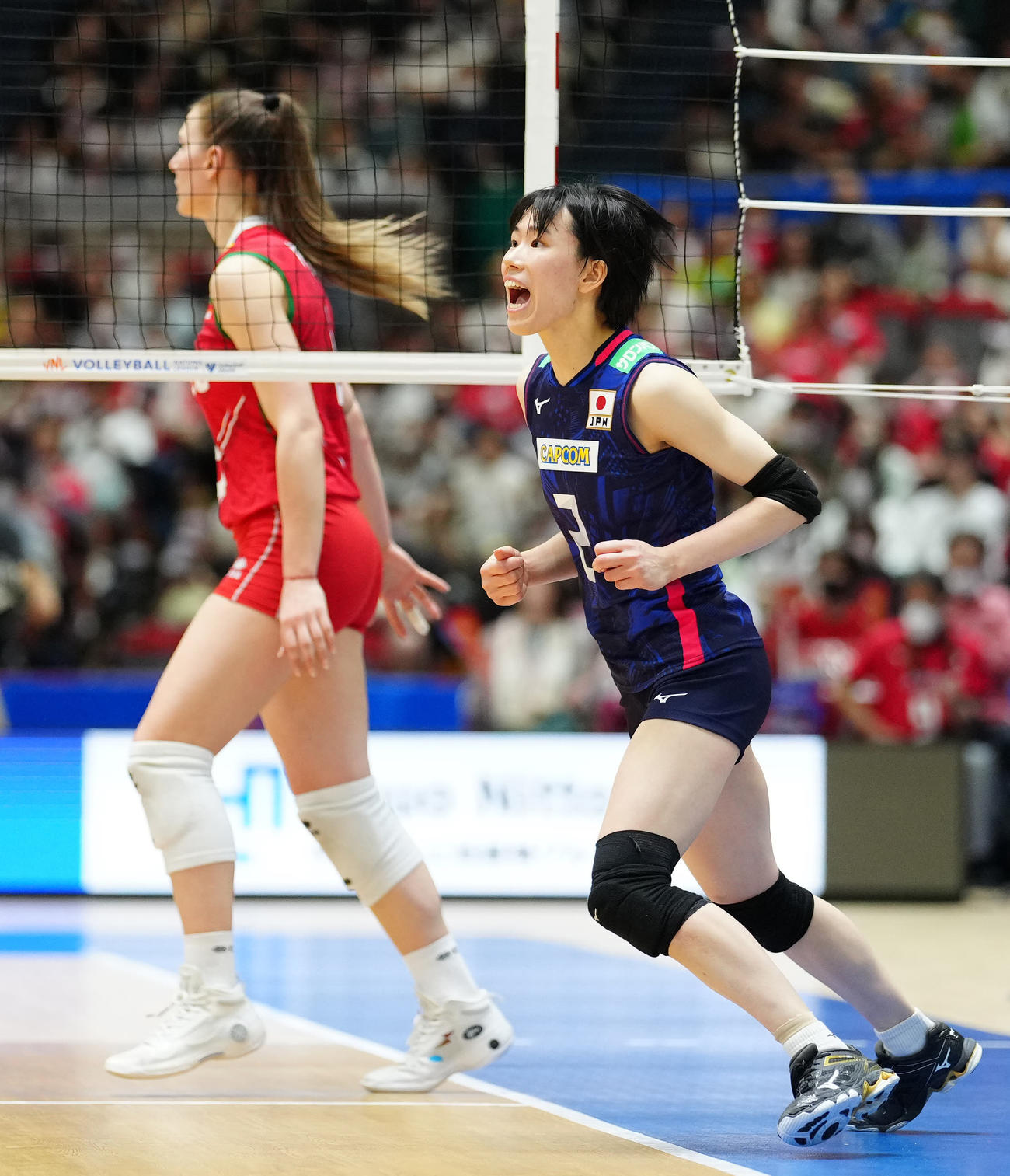 日本対ブルガリア　第3セット、得点で喜ぶ林（撮影・江口和貴）
