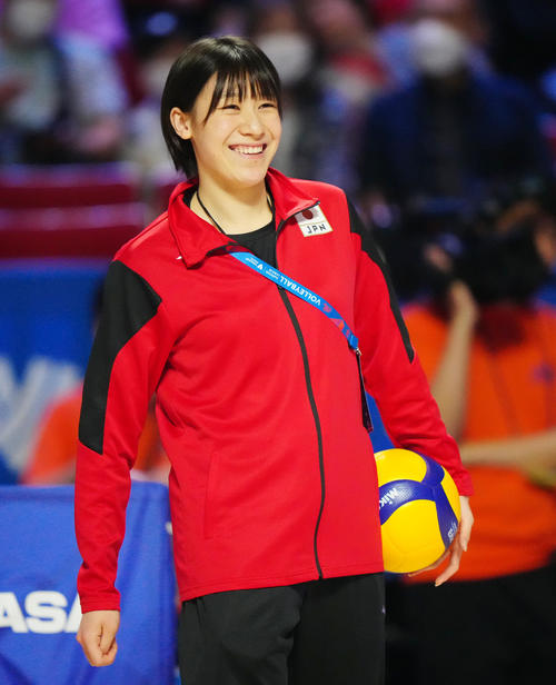 日本対ブルガリア　試合前練習で、女子日本代表のサポートを行う石川真佑（撮影・江口和貴）