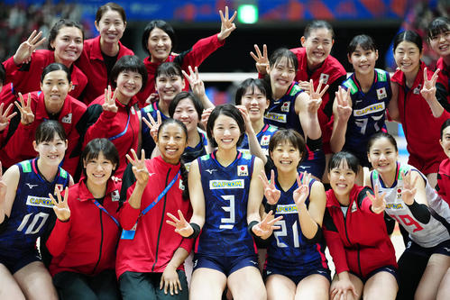 日本対ブルガリア　3連勝とし、集合写真に納まる古賀（前列左から4人目）ら女子日本代表の選手たち（撮影・江口和貴）