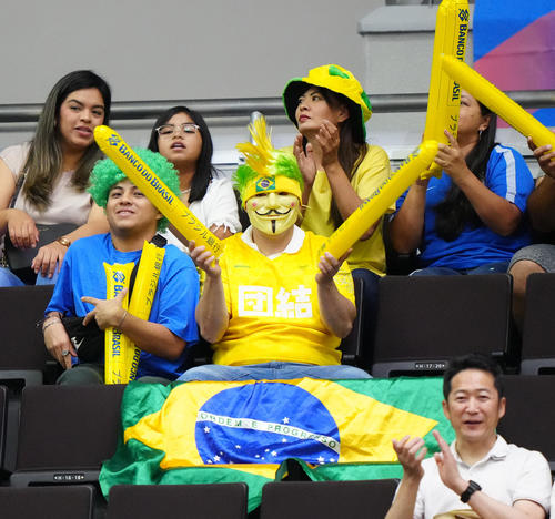 ブラジル対ドミニカ共和国　バレーボール女子ブラジル代表の選手たちを応援する観客（撮影・江口和貴）