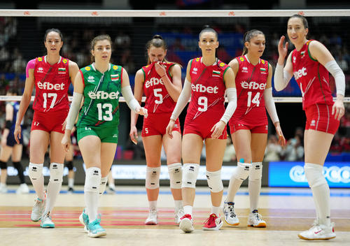 日本対ブルガリア　第2セットを落とした女子ブルガリア代表の選手たち（撮影・江口和貴）