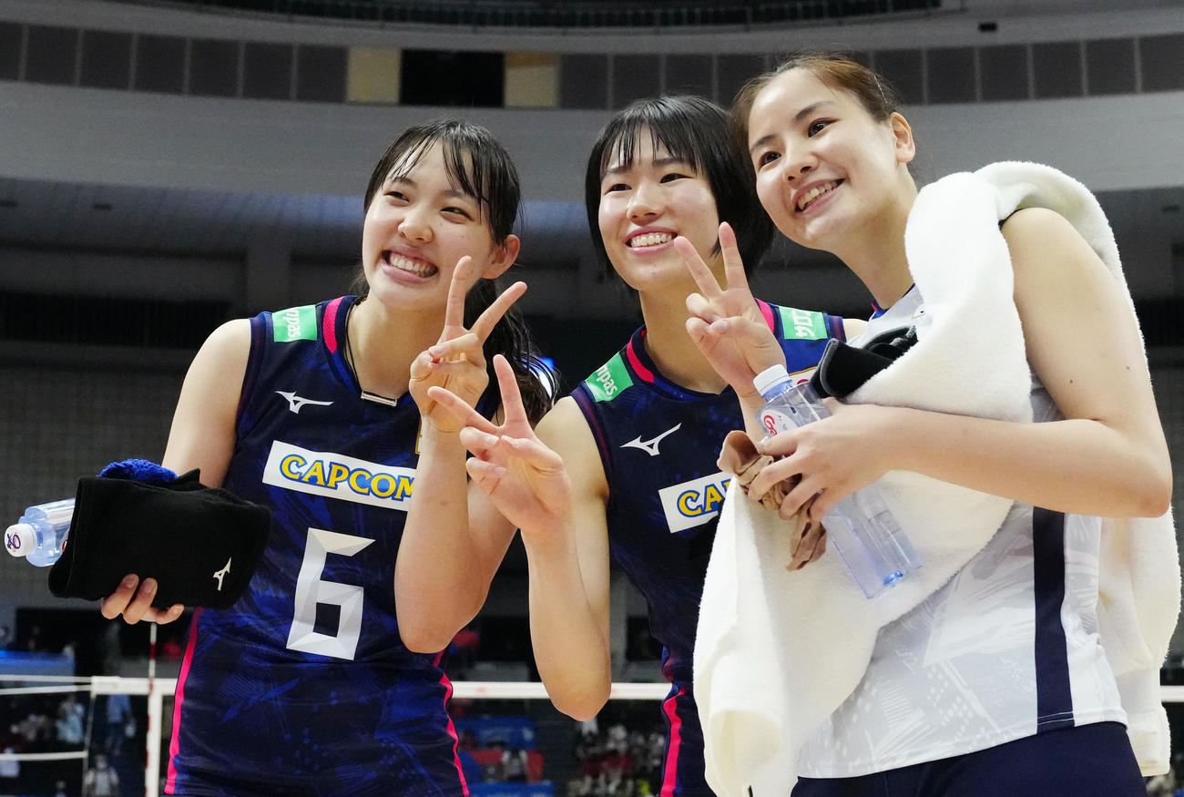 日本対ブルガリア　試合後、写真に納まる、左から関、林、西村（撮影・江口和貴）