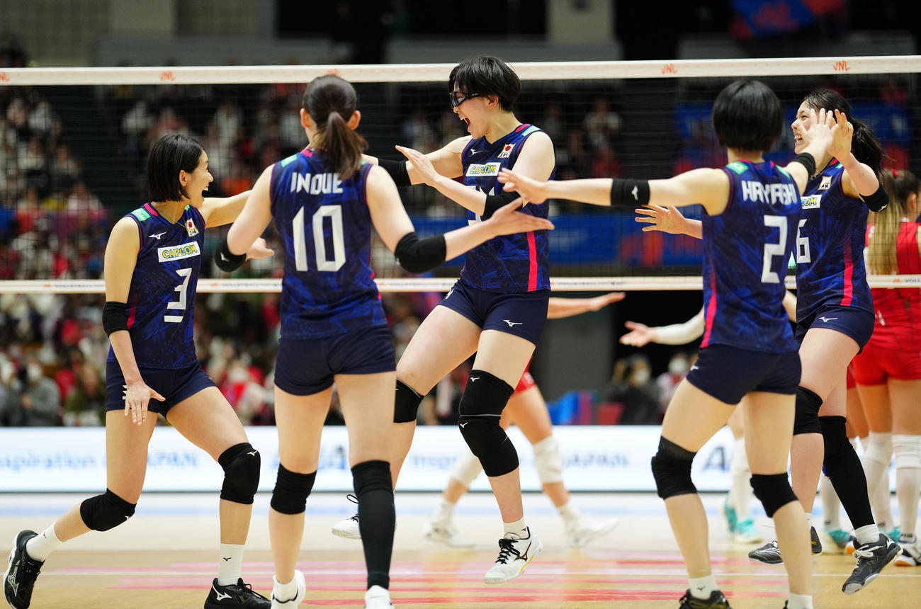 日本対ブルガリア　第3セット、ブロックを決め、喜ぶ荒木（中央）（撮影・江口和貴）