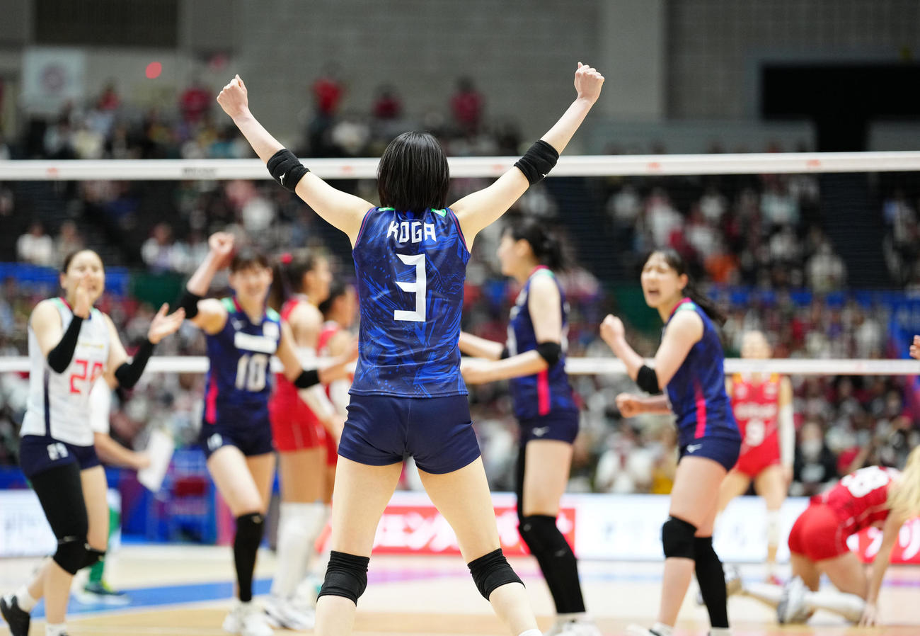 日本対ブルガリア　第3セット、チームの得点でガッツポーズを見せる古賀（撮影・江口和貴）