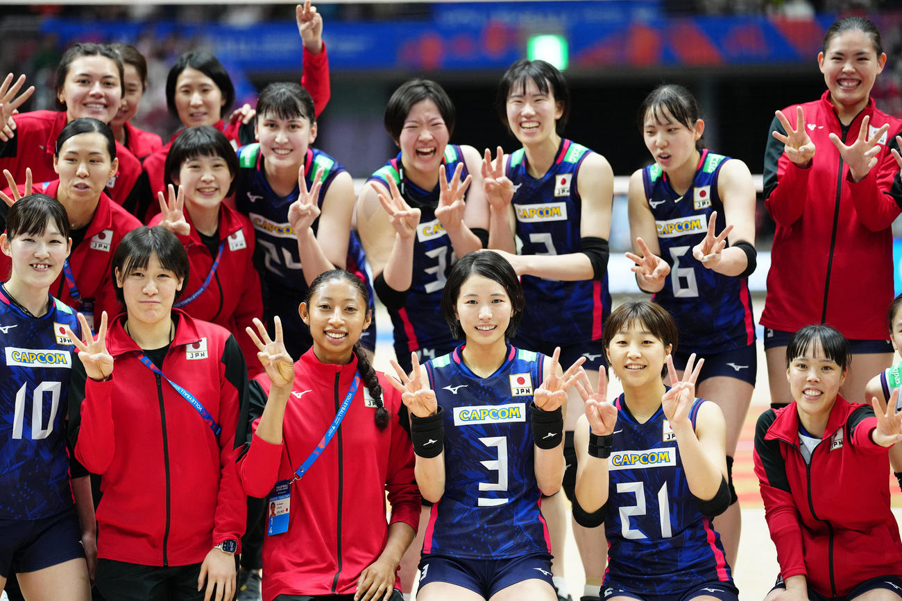 日本対ブルガリア　3連勝とし、集合写真に納まる古賀（前列左から4人目）ら女子日本代表の選手たち（撮影・江口和貴）