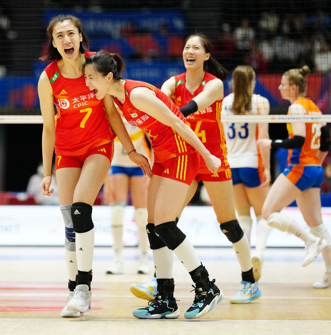 中国対オランダ　第4セット、得点で喜ぶ女子中国代表の王媛媛（左）と〓（刀のノを取ってニスイのハネを付ける）琳宇（撮影・江口和貴）