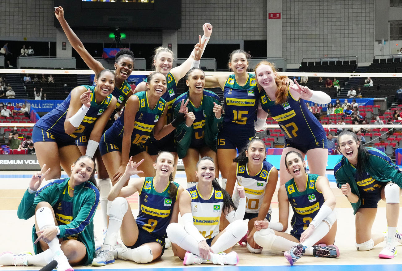 ブラジル対ドミニカ共和国　ドミニカ共和国に勝利し、集合写真に納まるバレーボール女子ブラジル代表の選手たち（撮影・江口和貴）
