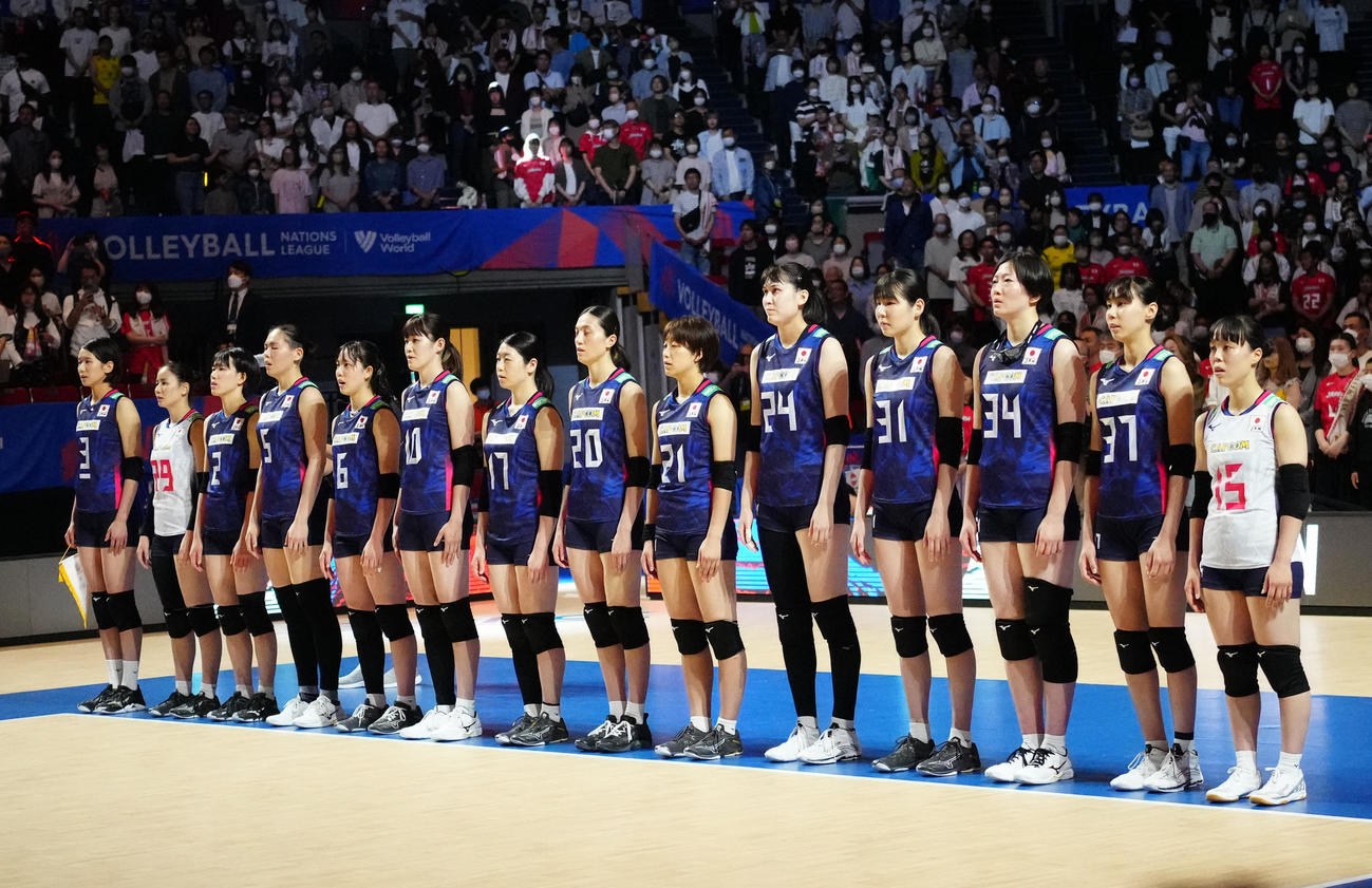 日本対ブルガリア　試合前、君が代斉唱する女子日本代表の選手たち（撮影・江口和貴）