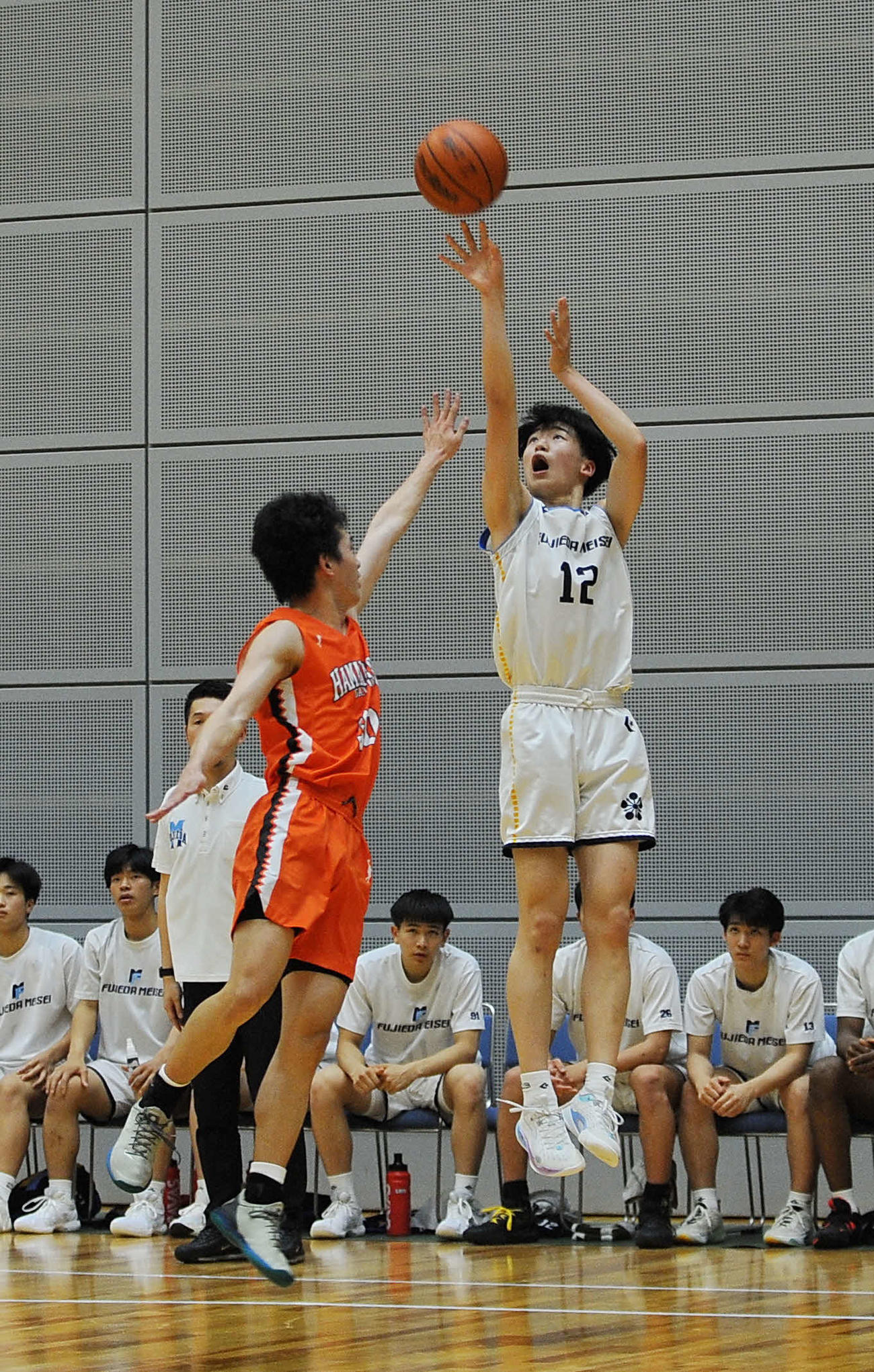 3点シュートを狙う藤枝明誠の赤間（右）