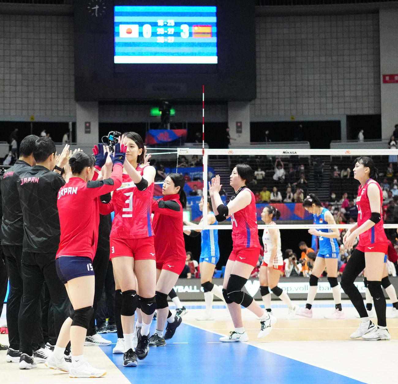 日本対中国　第3セット、女子中国代表にストレート負けを喫した古賀（左から4人目）ら女子日本代表の選手たち（撮影・江口和貴）