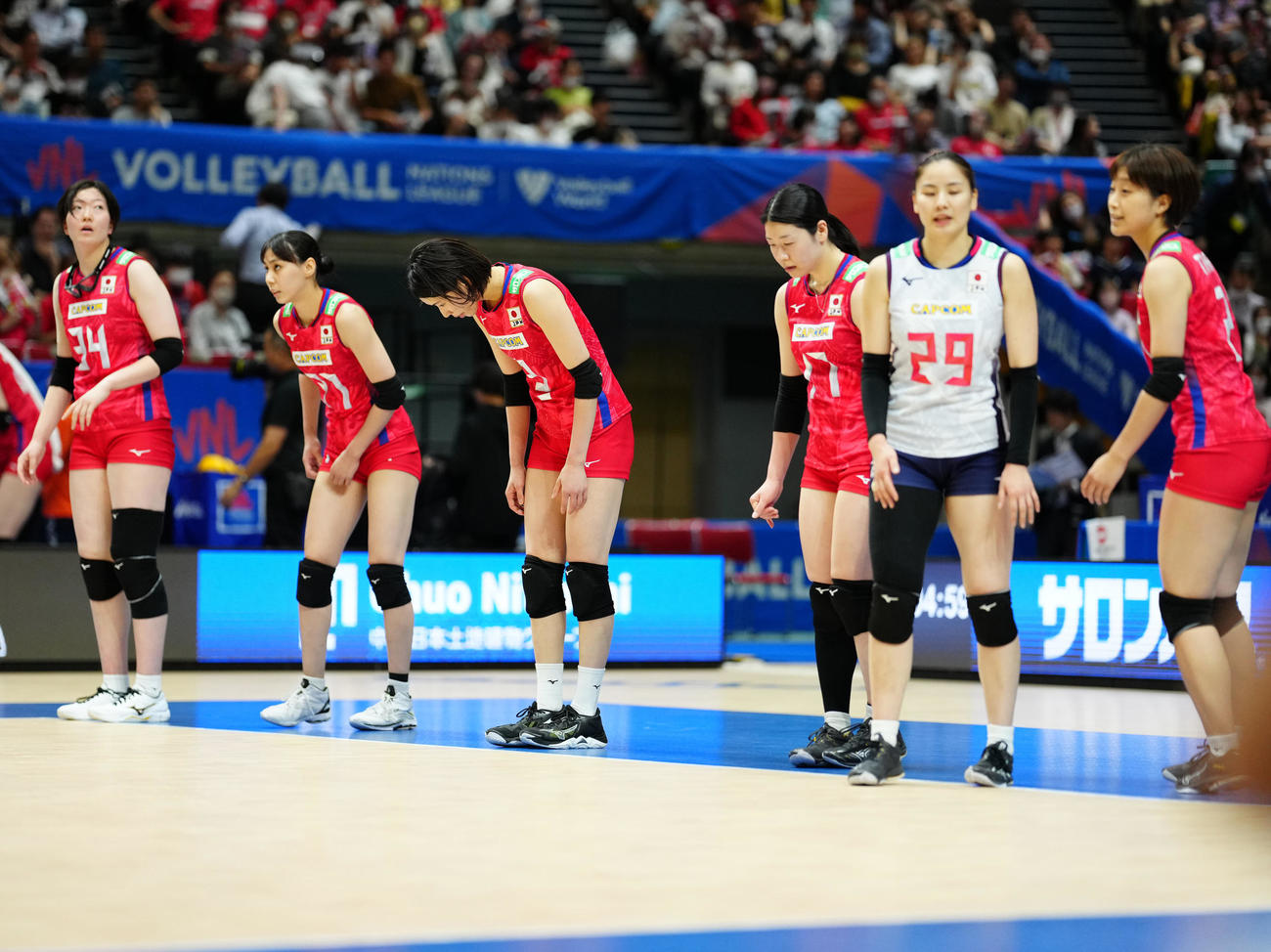 日本対中国　第2セットを落とした女子日本代表の選手たち（撮影・江口和貴）