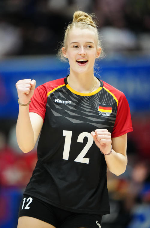 ドイツ対ブルガリア　第1セット、得点で喜ぶ女子ドイツ代表のオルトマン（撮影・江口和貴）
