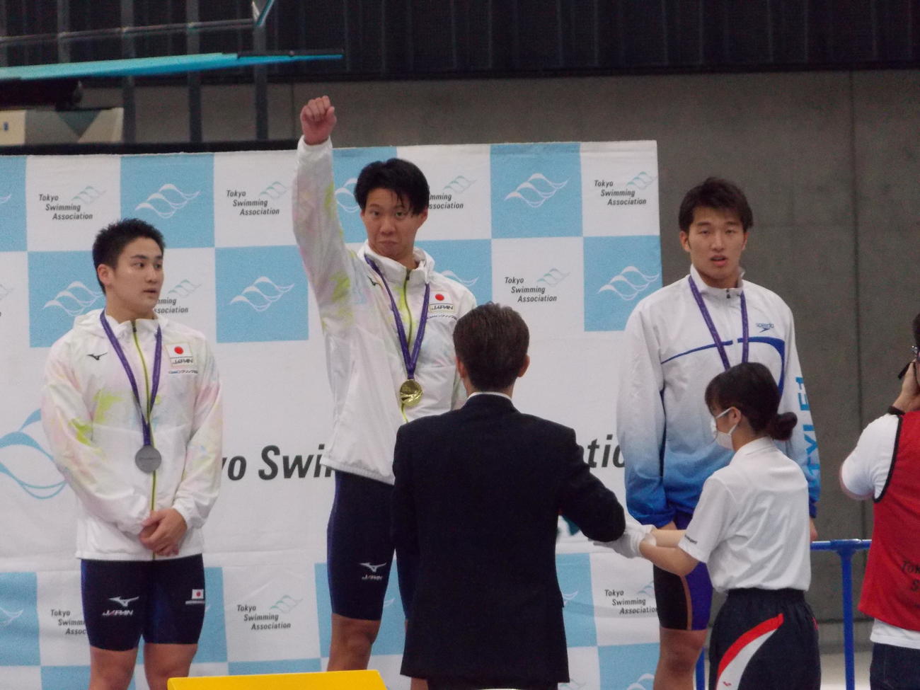 東京都選手権の男子200メートル平泳ぎを制し、日本代表の仲間の声援に応える渡辺一平（後列左から2人目）（撮影・松本航）