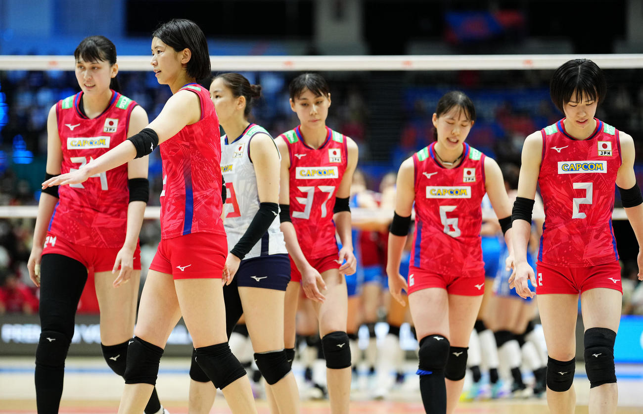 日本対中国　第3セット、女子中国代表にストレート負けを喫した古賀（左から2人目）ら女子日本代表の選手たち（撮影・江口和貴）