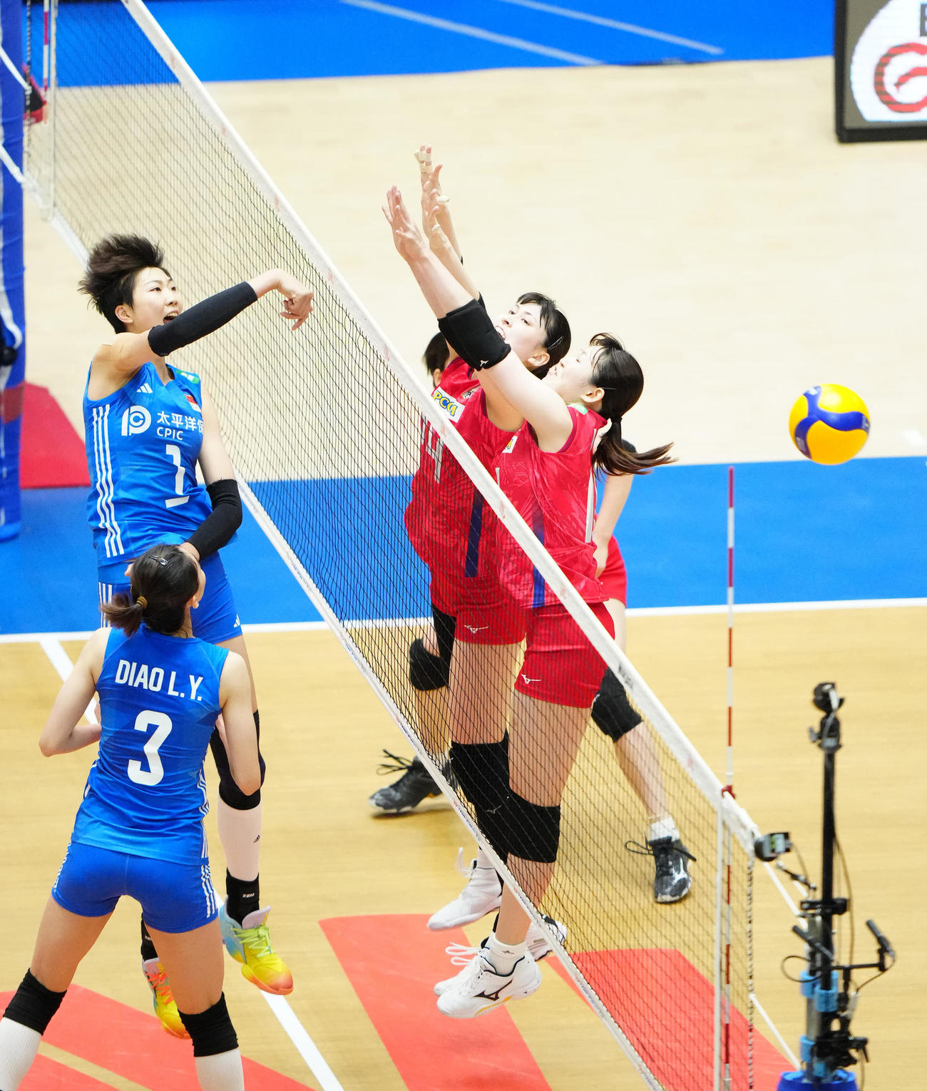 日本対中国　第1セット、ポイントを奪う女子中国代表の袁心〓（王ヘンに月）（左奥）（撮影・江口和貴）