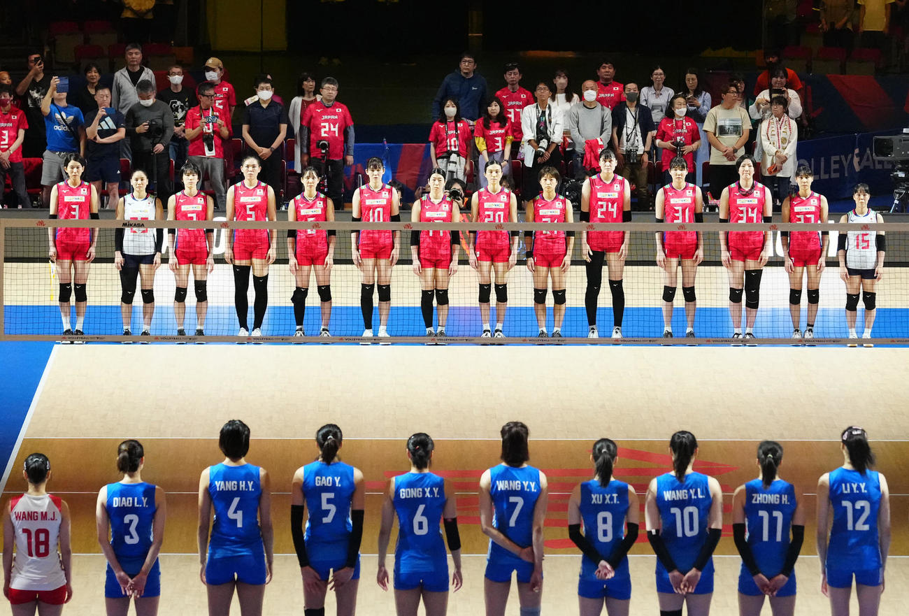 日本対中国　試合前、君が代斉唱する女子日本代表の選手たち（撮影・江口和貴）