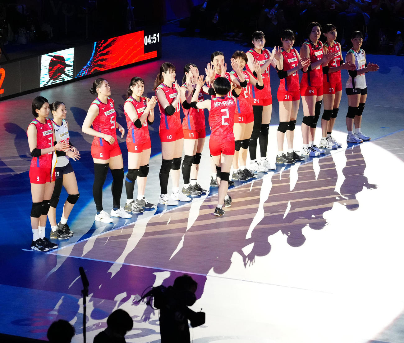 日本対中国　試合前、林（手前）とタッチを交わす女子日本代表の選手たち（撮影・江口和貴）