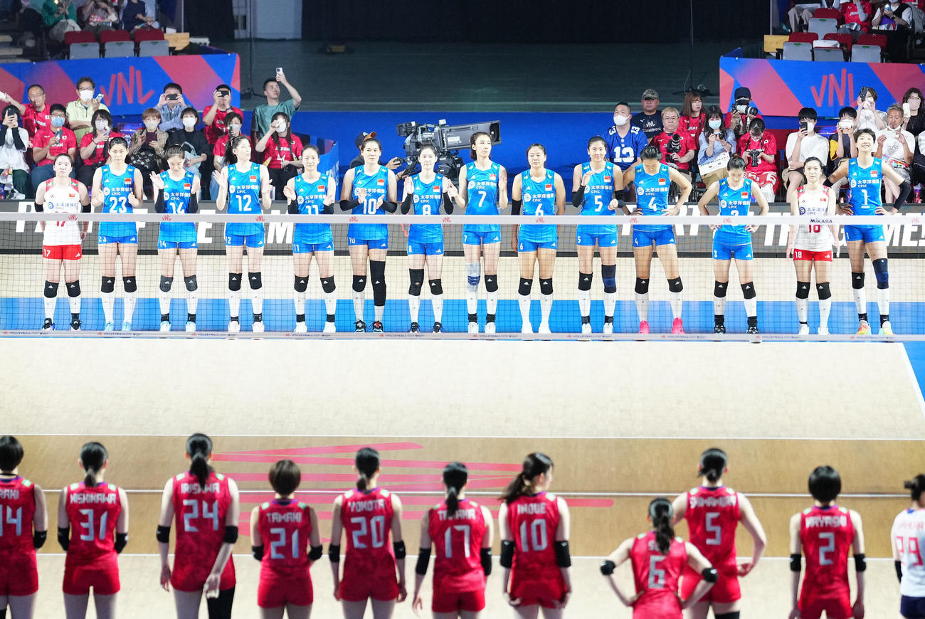 日本対中国　試合前、整列する女子中国代表の選手たち（撮影・江口和貴）