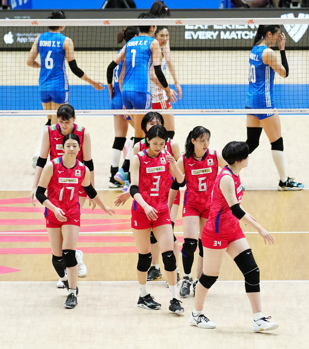日本対中国　第1セットを奪われた女子日本代表の選手たち（撮影・江口和貴）