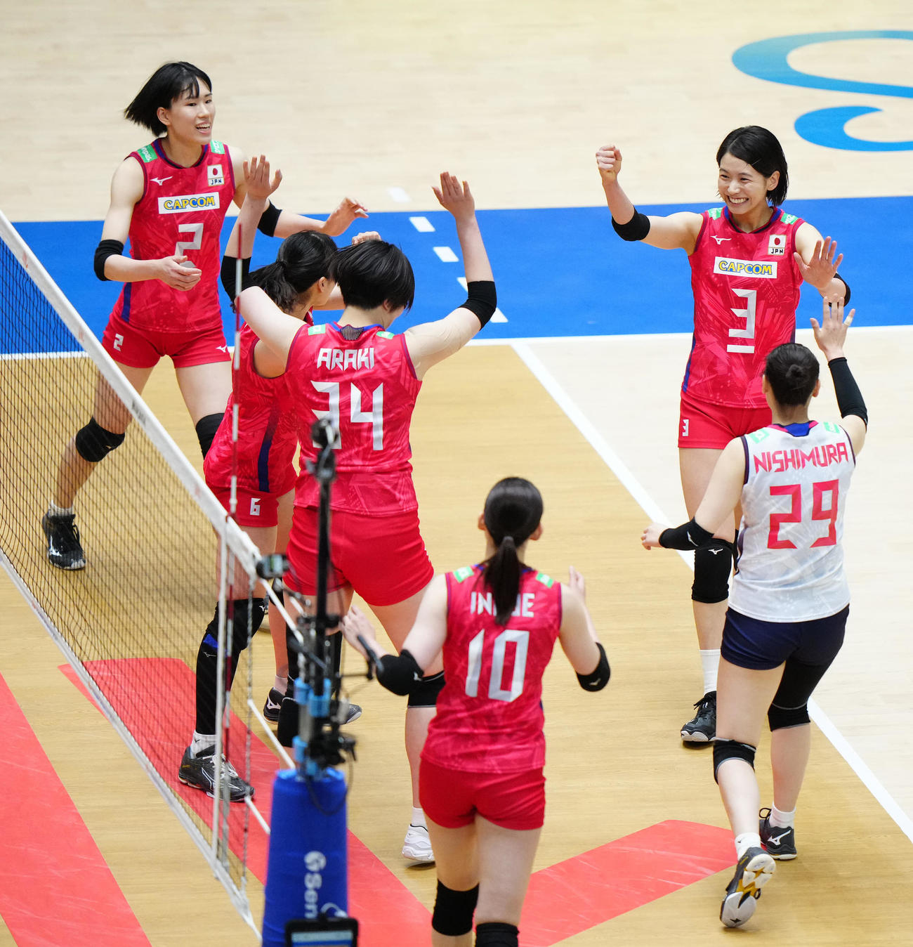 日本対中国　第1セット、得点で喜ぶ古賀（右奥）ら（撮影・江口和貴）