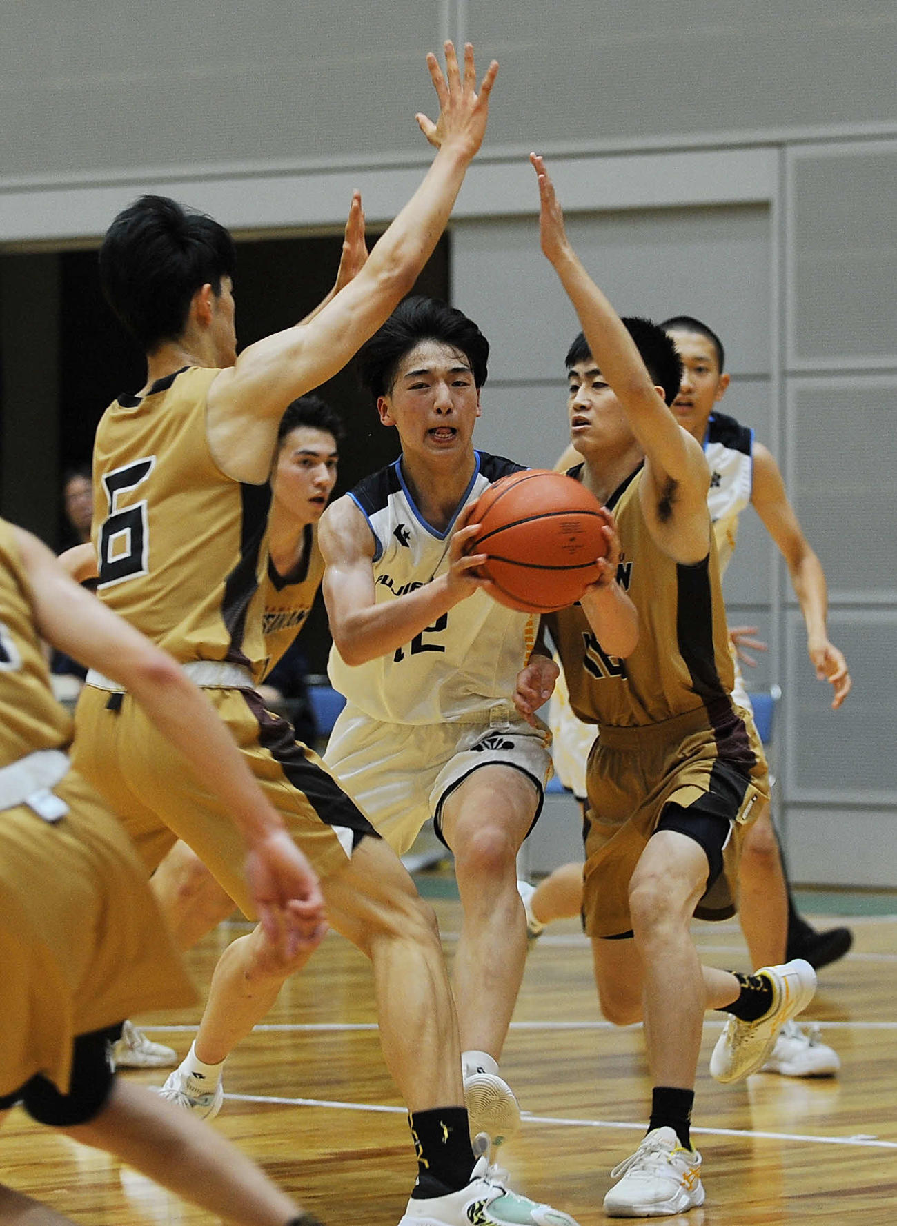 相手守備を割ってゴール下に切り込む藤枝明誠の赤間（中央）