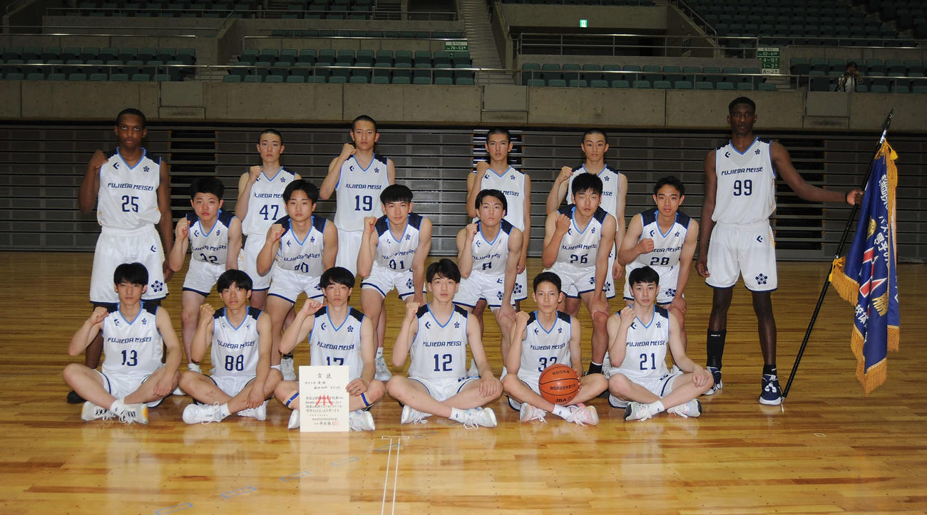 2年連続の優勝を決めた藤枝明誠の選手ら