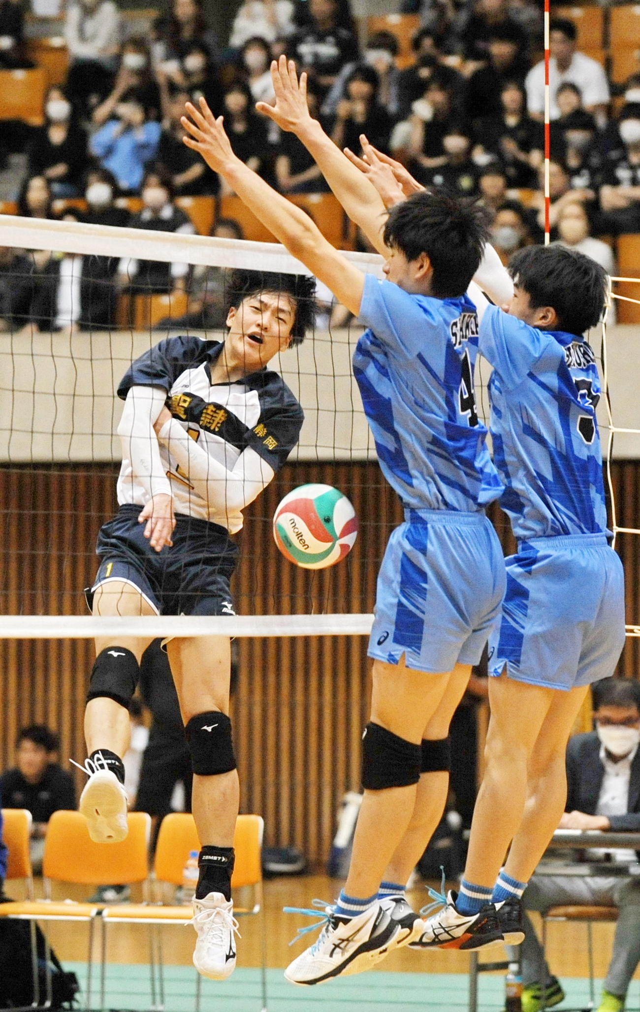 強烈なスパイクを放つ聖隷クリストファーOH小野（左奥）　