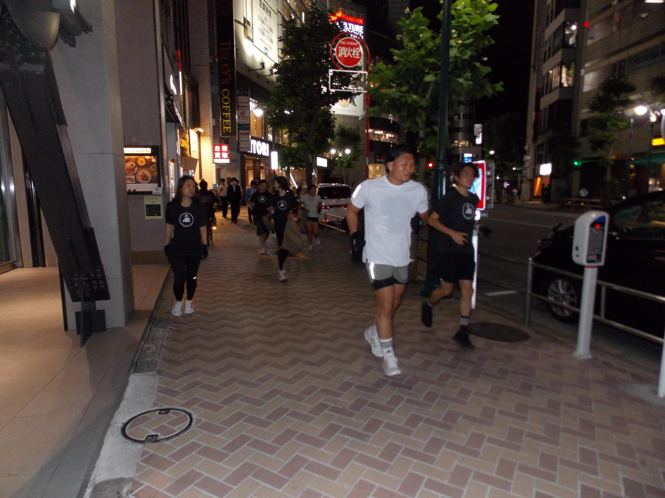 「adidas MOVE FOR THE PLANET」の取り組みで渋谷近辺を走り、ゴミを拾う稲垣啓太（右から2人目）（撮影・松本航）