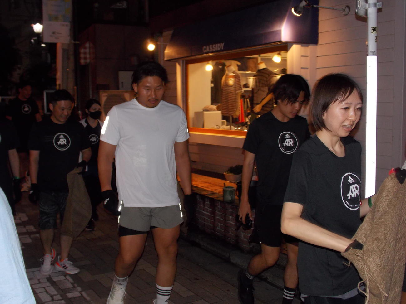 「adidas MOVE FOR THE PLANET」の取り組みで渋谷～原宿近辺を走り、ゴミを拾う稲垣啓太（右から3人目）（撮影・松本航）